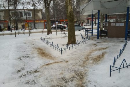 Сегодня территории бюветов коммунальщики очищают от снега и посыпают песчано-соляной смесью (фото)