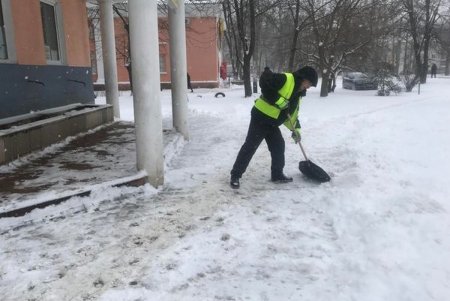 Сегодня территории бюветов коммунальщики очищают от снега и посыпают песчано-соляной смесью (фото)