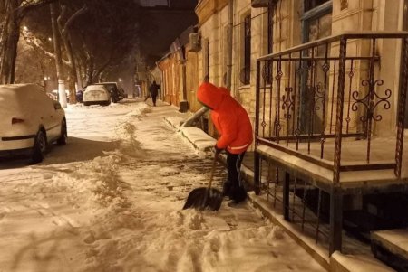 На магистральных улицах Одессы обеспечен проезд, общественный транспорт работает в штатном режиме (фото)