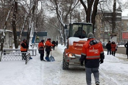 На магистральных улицах Одессы обеспечен проезд, общественный транспорт работает в штатном режиме (фото)