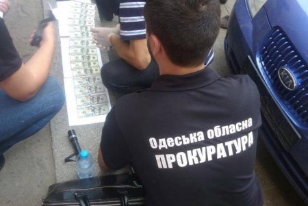 Сотрудники госэкоинспекции требовали от владельца одесского кафе-бара 1500 долларов взамен штрафа за нарушения (фото)