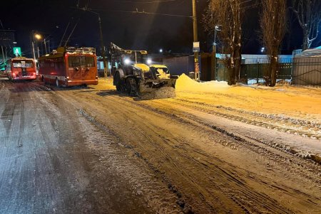 Коммунальщики продолжают устранять последствия непогоды (фото)
