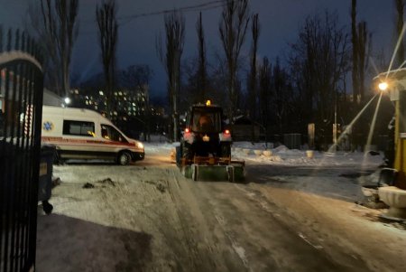 Коммунальщики продолжают устранять последствия непогоды (фото)