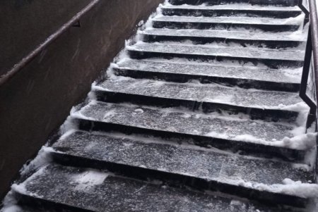 После непогоды коммунальщики оперативно очищают городские подземные переходы и пандусы (фото)