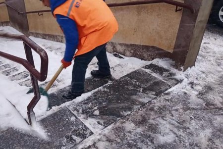 После непогоды коммунальщики оперативно очищают городские подземные переходы и пандусы (фото)