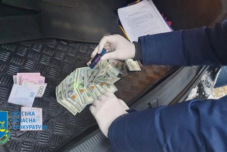 Одесский таможенник требовал 2600 долларов взятки за правонарушение при пересылке и получении сигарет по почте (фото)