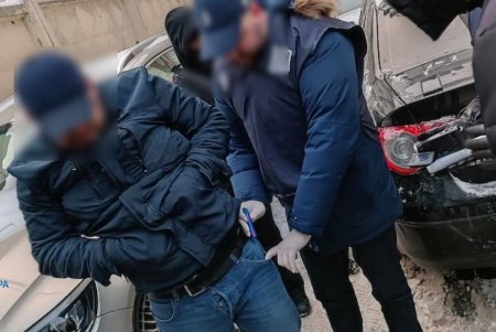 Одесский таможенник требовал 2600 долларов взятки за правонарушение при пересылке и получении сигарет по почте (фото)