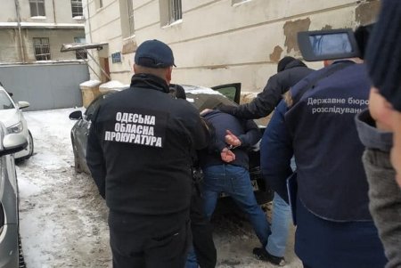 Одесский таможенник требовал 2600 долларов взятки за правонарушение при пересылке и получении сигарет по почте (фото)