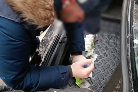 Одесский таможенник требовал 2600 долларов взятки за правонарушение при пересылке и получении сигарет по почте (фото)