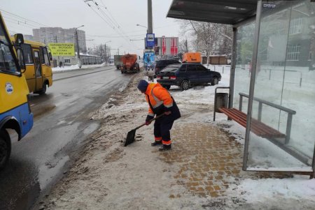 Расчистка тротуаров, межквартальных проездов и остановочных комплексов: в Одессе продолжают ликвидировать последствия непогоды (фото)
