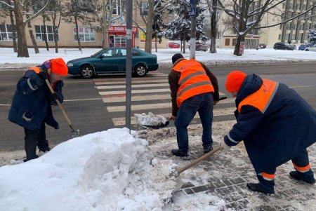Расчистка тротуаров, межквартальных проездов и остановочных комплексов: в Одессе продолжают ликвидировать последствия непогоды (фото)