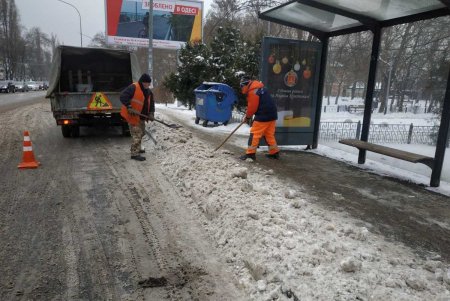 Расчистка тротуаров, межквартальных проездов и остановочных комплексов: в Одессе продолжают ликвидировать последствия непогоды (фото)