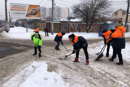 Расчистка тротуаров, межквартальных проездов и остановочных комплексов: в Одессе продолжают ликвидировать последствия непогоды (фото)