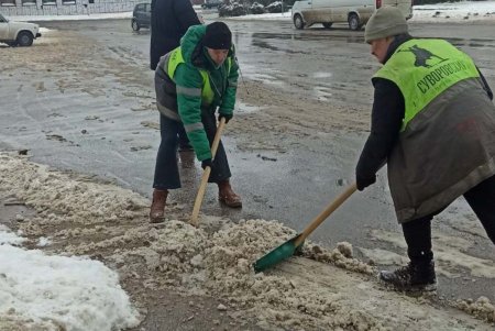 Расчистка тротуаров, межквартальных проездов и остановочных комплексов: в Одессе продолжают ликвидировать последствия непогоды (фото)