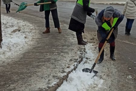 Расчистка тротуаров, межквартальных проездов и остановочных комплексов: в Одессе продолжают ликвидировать последствия непогоды (фото)