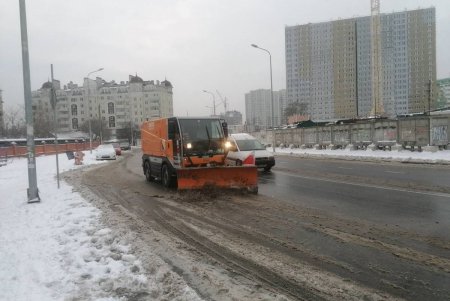 Расчистка тротуаров, межквартальных проездов и остановочных комплексов: в Одессе продолжают ликвидировать последствия непогоды (фото)