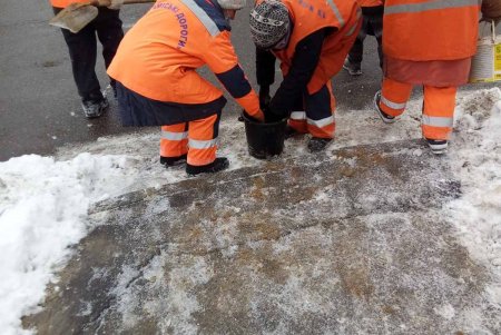 Расчистка тротуаров, межквартальных проездов и остановочных комплексов: в Одессе продолжают ликвидировать последствия непогоды (фото)