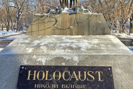 В Прохоровском сквере одесситы почтили память жертв Холокоста (фото)