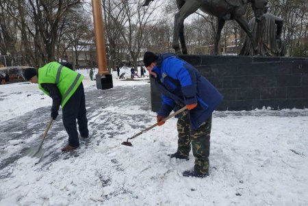 Коммунальщики привели в порядок после непогоды городские памятники и бюветы
