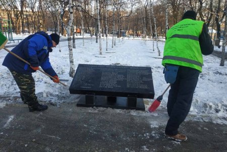 Коммунальщики привели в порядок после непогоды городские памятники и бюветы