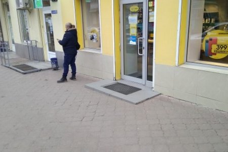 В Одессе демонтируют размещенные с нарушениями рекламные конструкции и вывески (фото)