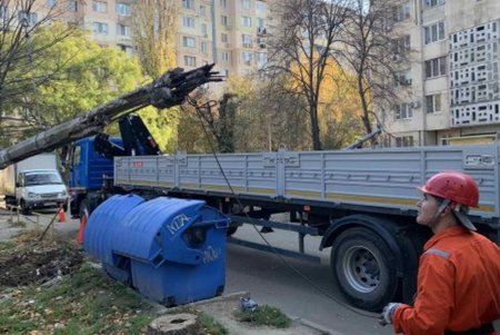 В городе модернизируют уличное освещение: за прошлый год заменили 669 электроопор и 3704 светильника (фото)