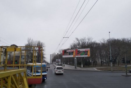 На оживленных перекрестках города коммунальщики установили новые дорожные знаки (фото)