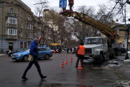 На оживленных перекрестках города коммунальщики установили новые дорожные знаки (фото)