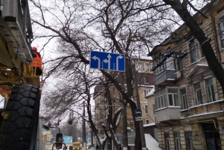 На оживленных перекрестках города коммунальщики установили новые дорожные знаки (фото)
