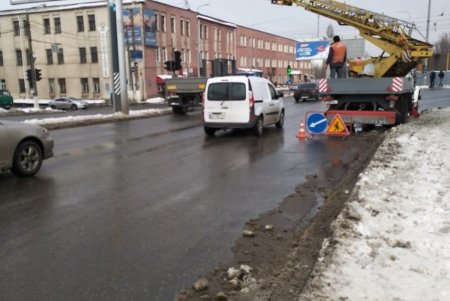На оживленных перекрестках города коммунальщики установили новые дорожные знаки (фото)