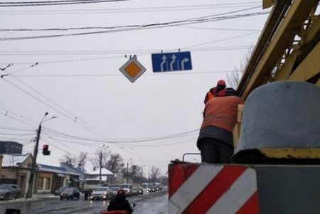 На оживленных перекрестках города коммунальщики установили новые дорожные знаки (фото)