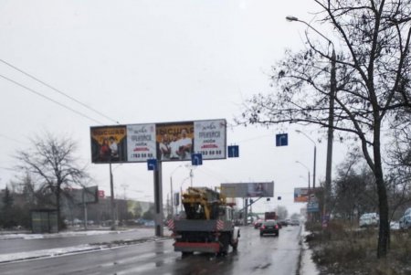 На оживленных перекрестках города коммунальщики установили новые дорожные знаки (фото)