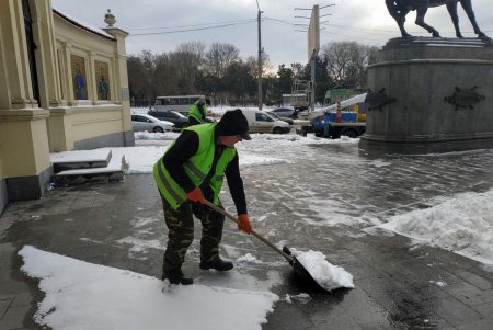 В Суворовском районе коммунальщики очистили памятники от снега (фото)