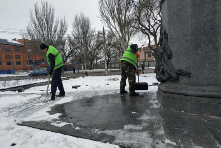 В Суворовском районе коммунальщики очистили памятники от снега (фото)