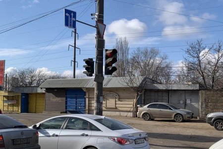 За январь коммунальщики оборудовали более десятка одесских перекрестков новыми знаками дорожного движения (фото)