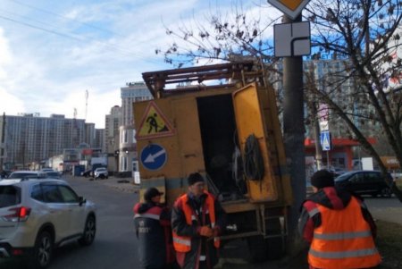 За январь коммунальщики оборудовали более десятка одесских перекрестков новыми знаками дорожного движения (фото)