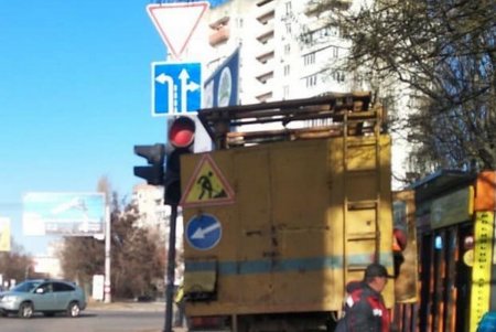 За январь коммунальщики оборудовали более десятка одесских перекрестков новыми знаками дорожного движения (фото)