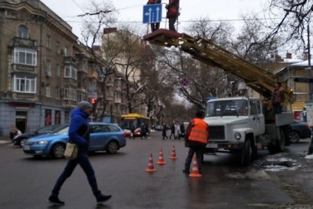 За январь коммунальщики оборудовали более десятка одесских перекрестков новыми знаками дорожного движения (фото)