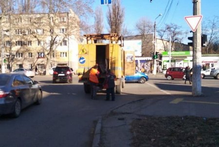 За январь коммунальщики оборудовали более десятка одесских перекрестков новыми знаками дорожного движения (фото)