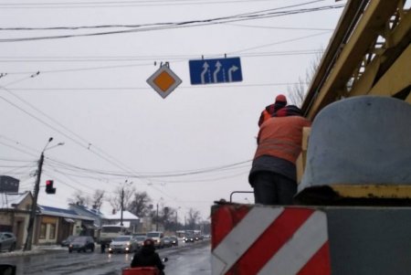 За январь коммунальщики оборудовали более десятка одесских перекрестков новыми знаками дорожного движения (фото)