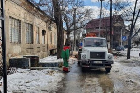 Коммунальщики приводят в порядок территории 55 жилых домов и гимназии в Малиновском районе (фото)