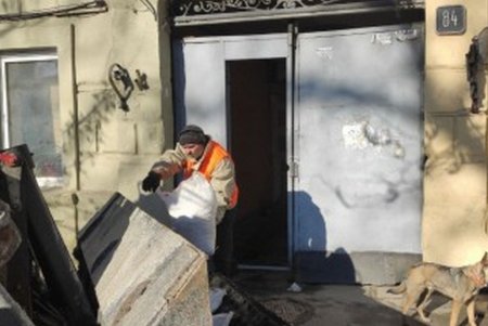 Коммунальщики приводят в порядок территории 55 жилых домов и гимназии в Малиновском районе (фото)