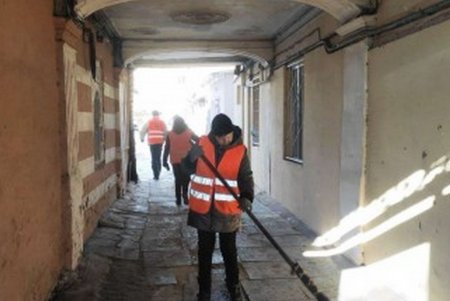Коммунальщики приводят в порядок территории 55 жилых домов и гимназии в Малиновском районе (фото)