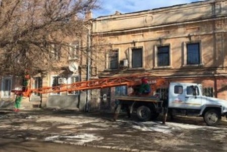 Коммунальщики приводят в порядок территории 55 жилых домов и гимназии в Малиновском районе (фото)