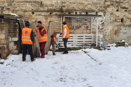 Коммунальщики приводят в порядок территории 55 жилых домов и гимназии в Малиновском районе (фото)