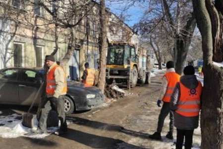 Коммунальщики приводят в порядок территории 55 жилых домов и гимназии в Малиновском районе (фото)