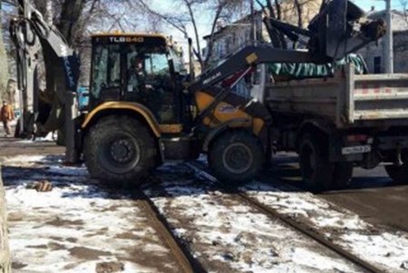 Коммунальщики приводят в порядок территории 55 жилых домов и гимназии в Малиновском районе (фото)