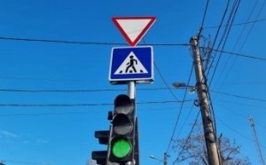 В Одессе продолжаются работы по восстановлению, ремонту, замене знаков дорожного движения во всех районах города (фото)