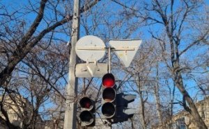 В Одессе продолжаются работы по восстановлению, ремонту, замене знаков дорожного движения во всех районах города (фото)