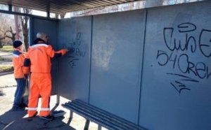 Вандалы оставили уродливые надписи на двух остановках в Малиновском районе (фото)